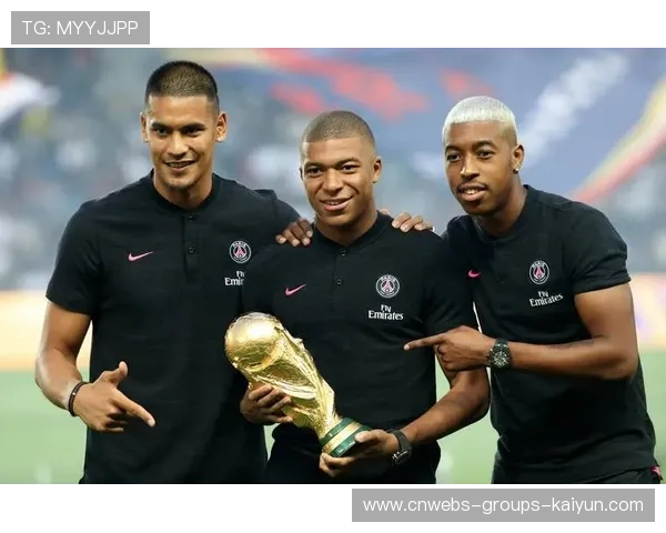 姆巴佩机场偶遇粉丝合影，举止谦逊圈粉无数