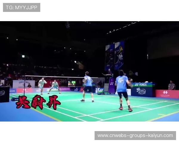 羽毛球少年跳杀跳到袜子滑脱，挑战极限激情与速度！